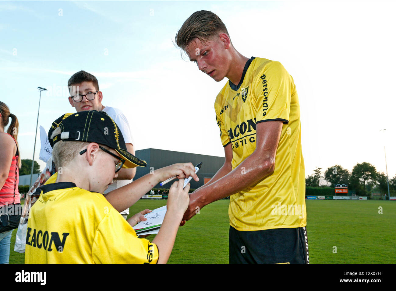 Maasbree, Paesi Bassi. Il 25 giugno, 2019. MAASBREE, Sportcomplex Driesprong MVC Õ19 - VVV - 25-06-2019, amichevole.pre stagione 2019-2020. VVV defender Stan van Dijck (R) con i tifosi dopo la partita MVC'19 - VVV (gentile) (0-7). Credito: Pro scatti/Alamy Live News Foto Stock