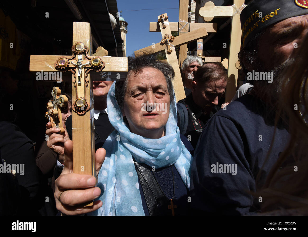 I cristiani ortodossi portano croci di legno durante il Venerdì Santo Ortodosso processione sulla Via Dolorosa, la via della croce, nella vecchia Ctiy di Gerusalemme, Aprile 6, 2018. I Cristiani di seguire il percorso credevano di essere dove Gesù Cristo portato la sua croce al Calvario per essere crocifisso. Foto di Debbie Hill/UPI Foto Stock