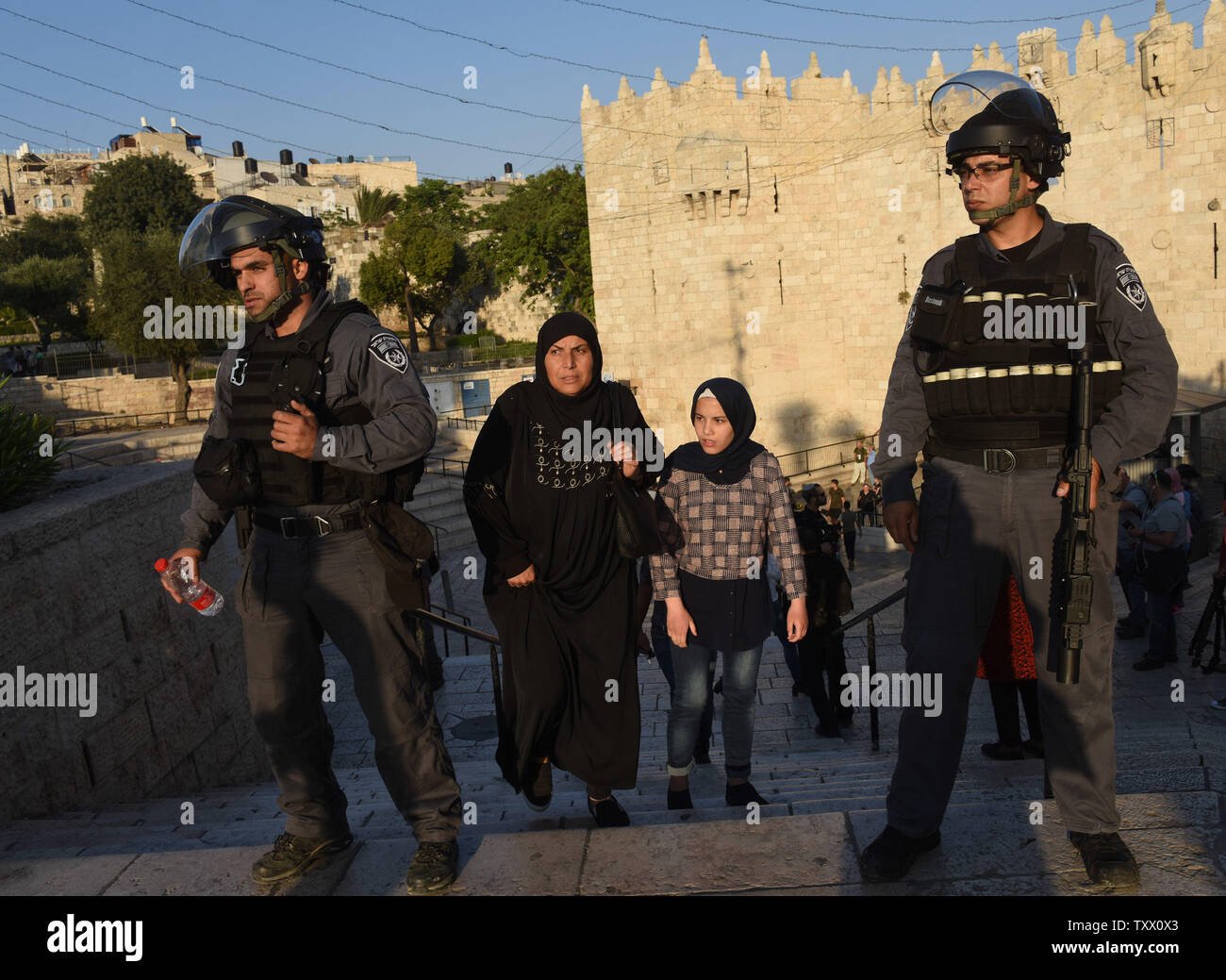 Palestinesi a piedi passato israeliano di polizia di frontiera al di fuori porta di Damasco della Città Vecchia di Gerusalemme, 15 maggio 2018, i palestinesi sono anche la marcatura del Naqba, un giorno dopo la dedizione di U.S. Ambasciata in Gerusalemme, che commemora la cacciata di più di 700.000 palestinesi dalle loro case a settanta anni fa. Foto di Debbie Hill/UPI Foto Stock