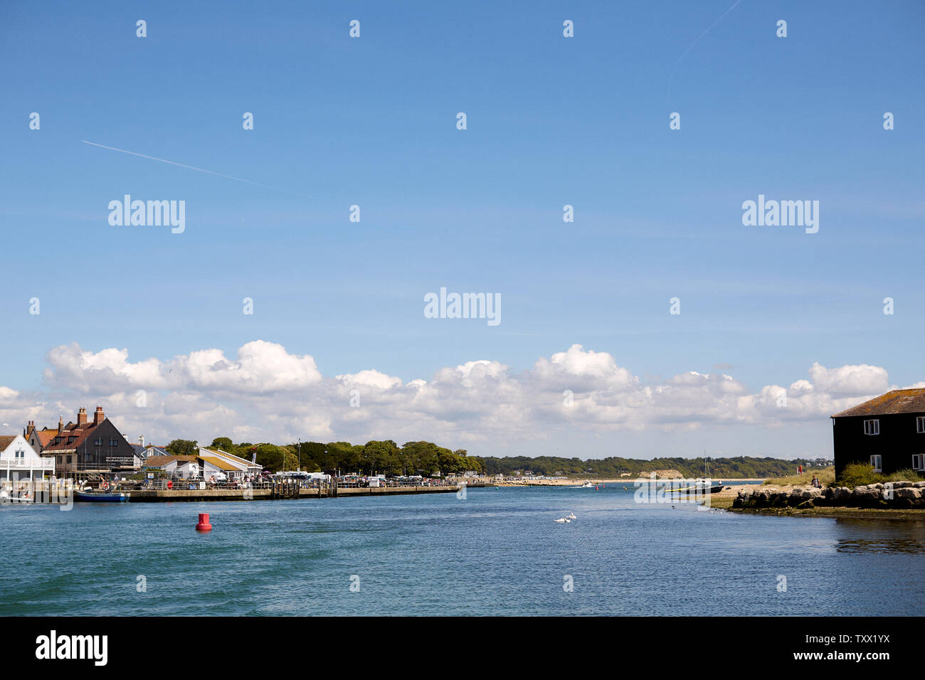 Mudeford Quay e Mudeford Spit (Mudeford Sandbank, Mudeford spiaggia) diviso per 'l'esecuzione' come il fiume Stour incontra il Solent/ canale inglese Foto Stock