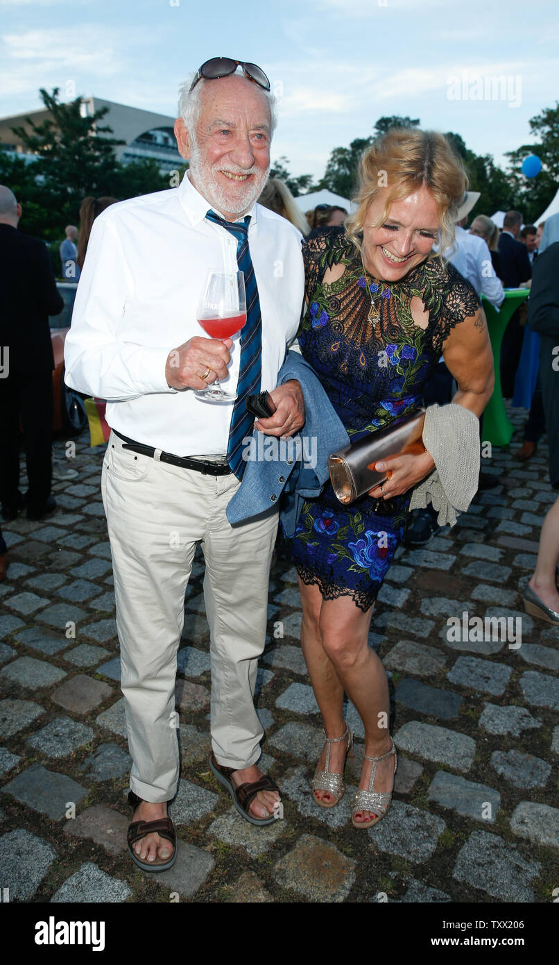 25 giugno 2019, Berlin: Dieter Hallervorden e la sua fidanzata Christiane Zander ridere del festival di produttori di Allianz Deutscher Produzenten - Film und Fernsehen e.V. in tende Tepee presso la cancelleria. Foto: Gerlad Matzka/dpa-Zentralbild/dpa Foto Stock