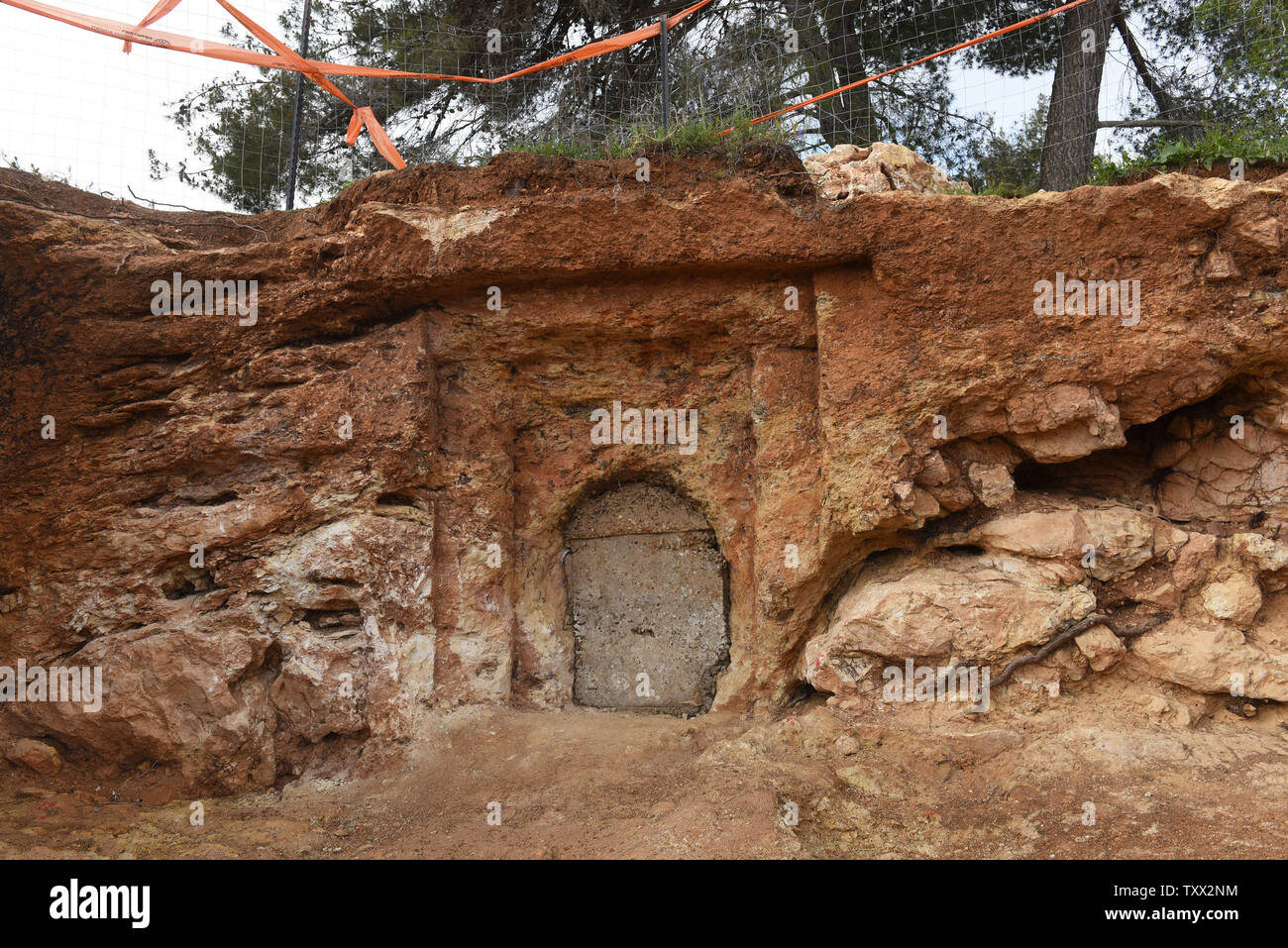 Un anno 2000 vecchia station wagon di sepoltura di un villaggio ebraico dall'Hasmonean periodo viene scavato dalle Autorità di Antichità Israele nel quartiere arabo di Sharafat in Gerusalemme, 27 marzo 2019. Gli scavi hanno rivelato la sepoltura stravagante station wagon, un frantoio, Rituale Bagni, Mikveh e una colombaia. Foto di Debbie Hill/UPI Foto Stock