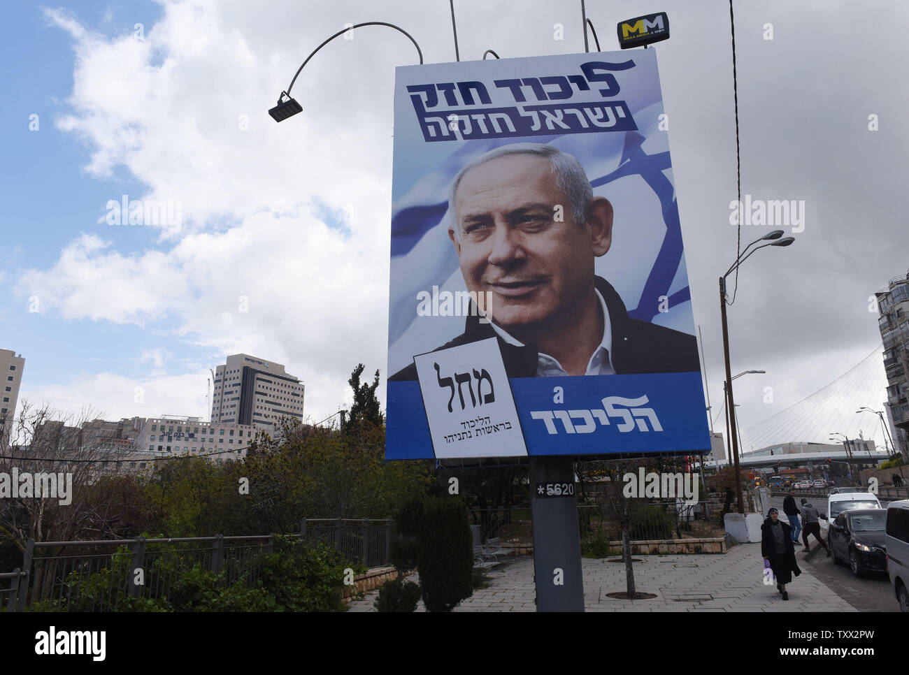 Una campagna elettorale poster per il Primo Ministro israeliano Benjamin Netanyahu si è visto all'entrata di Gerusalemme, 1 aprile 2019. Oltre 500 fake social media account sono stati esposti da un gruppo di watchdog, migliorando di Netanyahu la rielezione. Il falso account hanno ricevuto 2,5 milioni di accessi. Gli israeliani votazione il 9 aprile. Foto di Debbie Hill/UPI Foto Stock