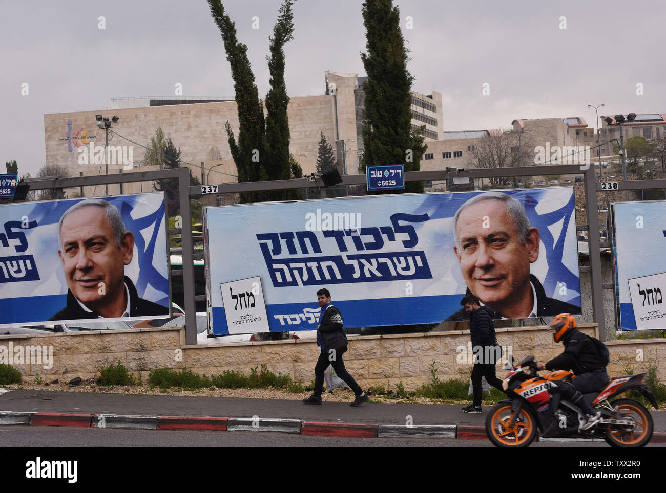 Pass israeliano campagna elettorale i manifesti per il primo ministro Benjamin Netanyahu a Gerusalemme, 1 aprile 2019. Oltre 500 fake social media account sono stati esposti da un gruppo di watchdog, migliorando di Netanyahu la rielezione. Il falso account hanno ricevuto 2,5 milioni di accessi. Gli israeliani votazione il 9 aprile. Foto di Debbie Hill/UPI Foto Stock