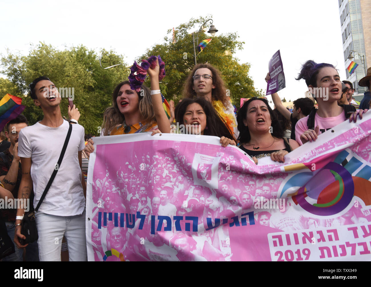 I partecipanti cantano durante il Gay Pride Parade in Gerusalemme, 6 giugno 2019. Più di 15.000 hanno partecipato alla sfilata, mentre 2.500 delle forze di sicurezza custodito il caso, che è controverso nella città religiosa. La polizia dice diciotto stati arrestati, uno che nasconde un coltello e 49 detenuti per cercare di disturbare la parata. Foto di Debbie Hill/UPI Foto Stock