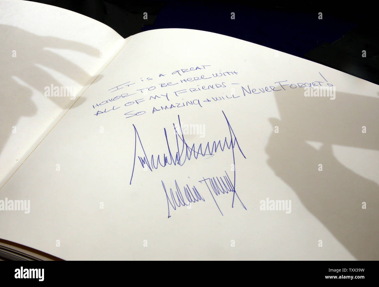 Il messaggio scritto dal presidente statunitense Donald Trump a Yad Vashem Museo commemorativo di Holocaust guest book e firmato da lui e sua moglie Melania si osserva dopo la loro visita il 23 maggio 2017, in Gerusalemme. Foto di Gali Yibbon/UPI Foto Stock