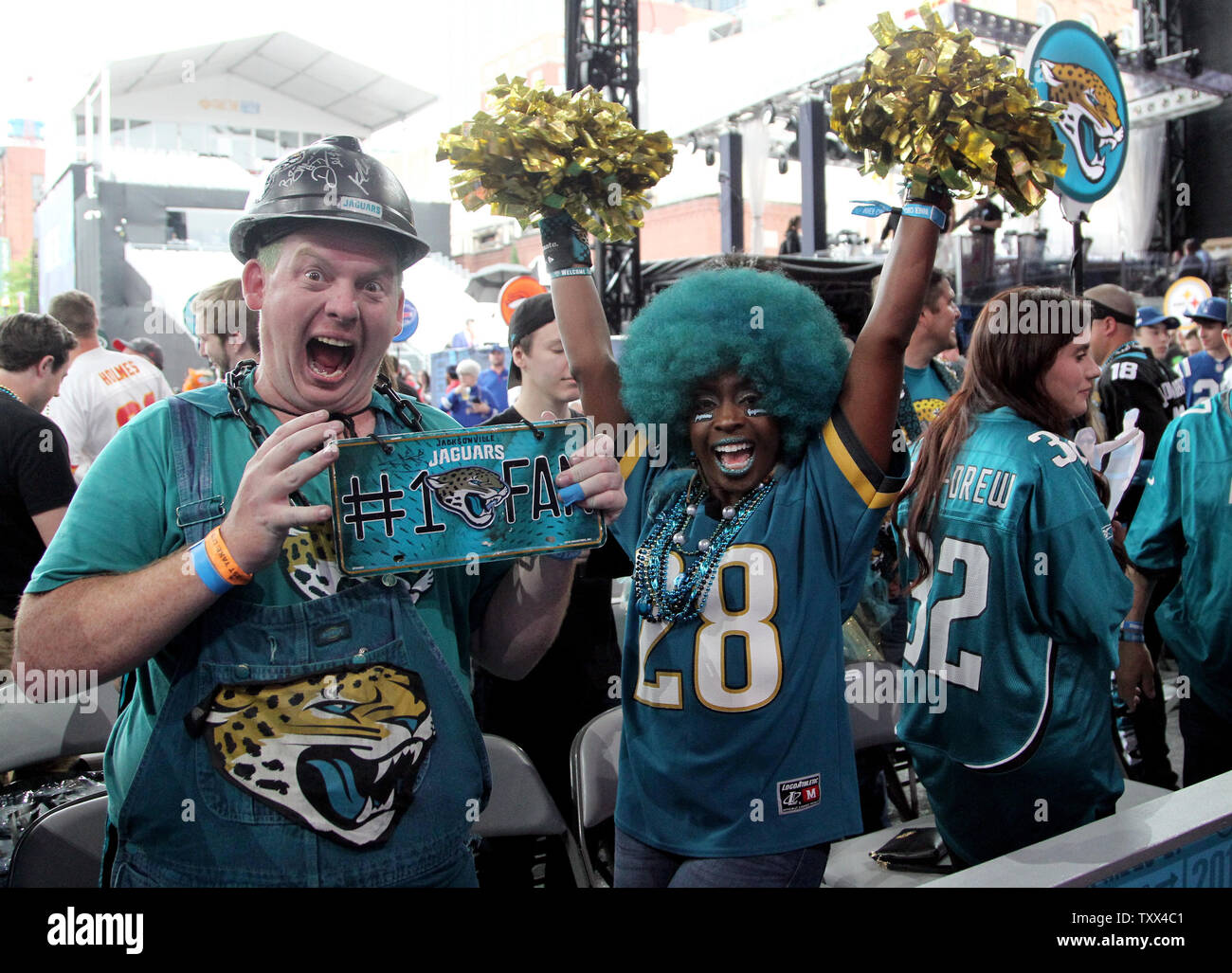 Per gli appassionati di calcio mostrano il loro spirito di squadra nel centro di Nashville come essi attendere l'inizio del 2019 NFL Draft a Nashville, TN, 25 aprile 2019. Foto di John Sommers II /UPI Foto Stock