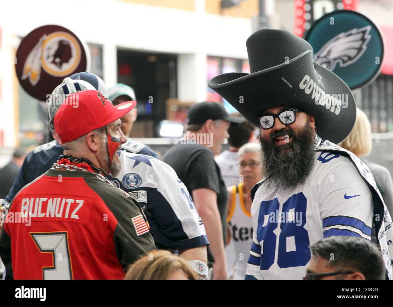 Per gli appassionati di calcio mostrano il loro spirito di squadra nel centro di Nashville come essi attendere l'inizio del 2019 NFL Draft a Nashville, TN, 25 aprile 2019. Foto di John Sommers II /UPI Foto Stock