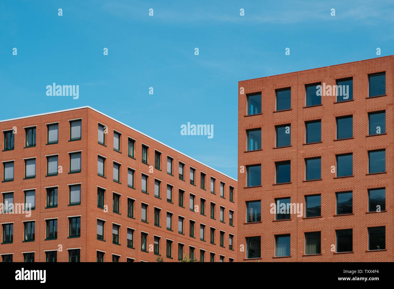 Edificio di mattoni rossi blocchi e cielo blu - real estate - concetto Foto Stock