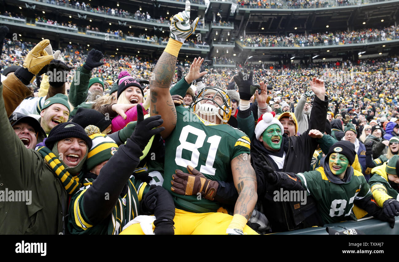 Green Bay Packers' Andrew litigi reagisce con i tifosi dopo la cattura di un touchdown contro Dallas Cowboys nella NFC divisional playoff game al Lambeau Field on gennaio 11, 2015 in Green Bay, Wisconsin. Foto di Jeffrey Phelps/UPI Foto Stock