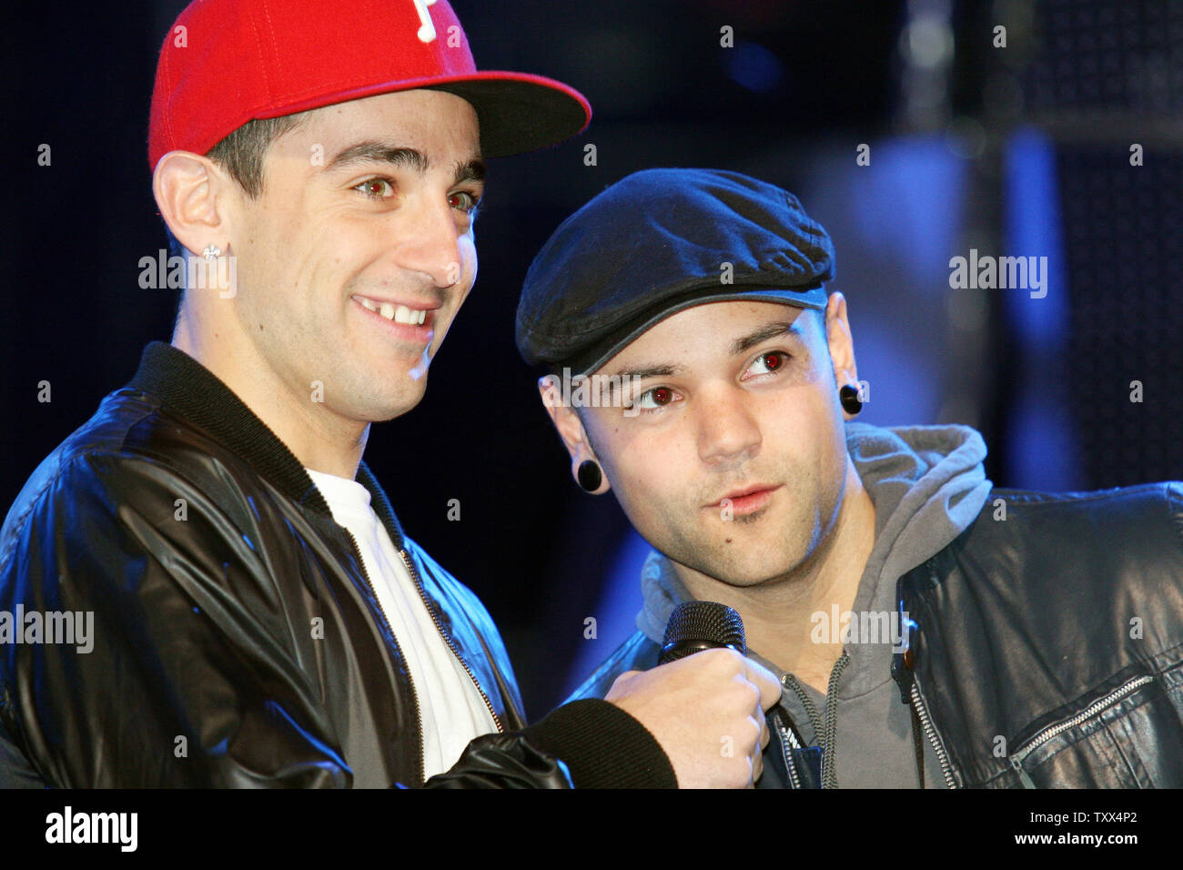 Hoggard Giacobbe (L) cantante della band Hedley con bandmate Chris Crippin risponde alle domande dei membri dei media nel corso di una conferenza stampa dell'anteprima del Juno Awards scenografia al Pengrowth cupola in sella a Calgary, Alberta, Aprile 4, 2008. (UPI foto/Peter Tanner) Foto Stock