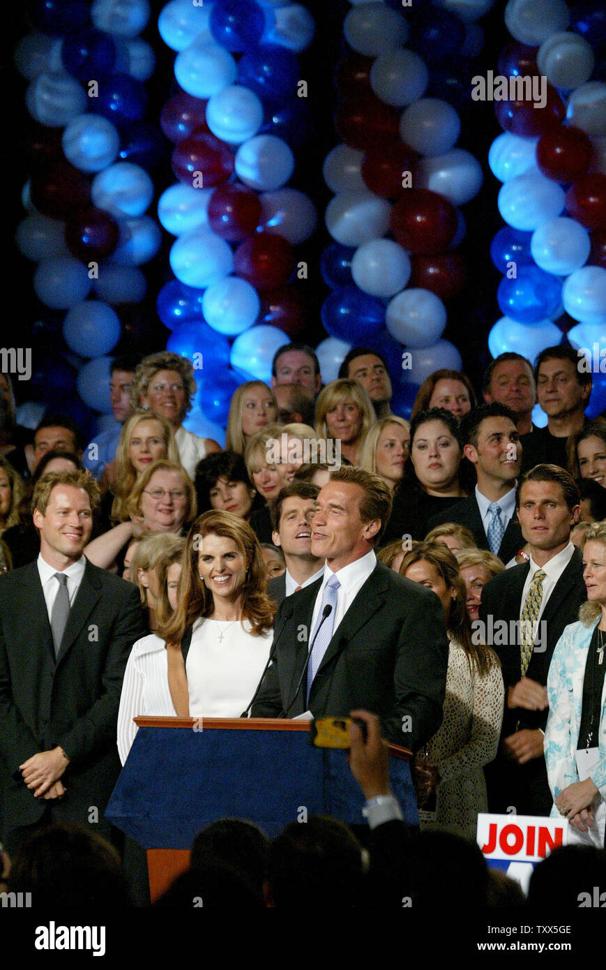 In California il governatore eletto, Arnold Schwarzenegger e la moglie Maria Shriver celebrare la sua vittoria nelle elezioni di richiamo al Century Plaza Hotel a Los Angeles, la California il 7 ottobre 2003. (UPI/Ken James) Foto Stock