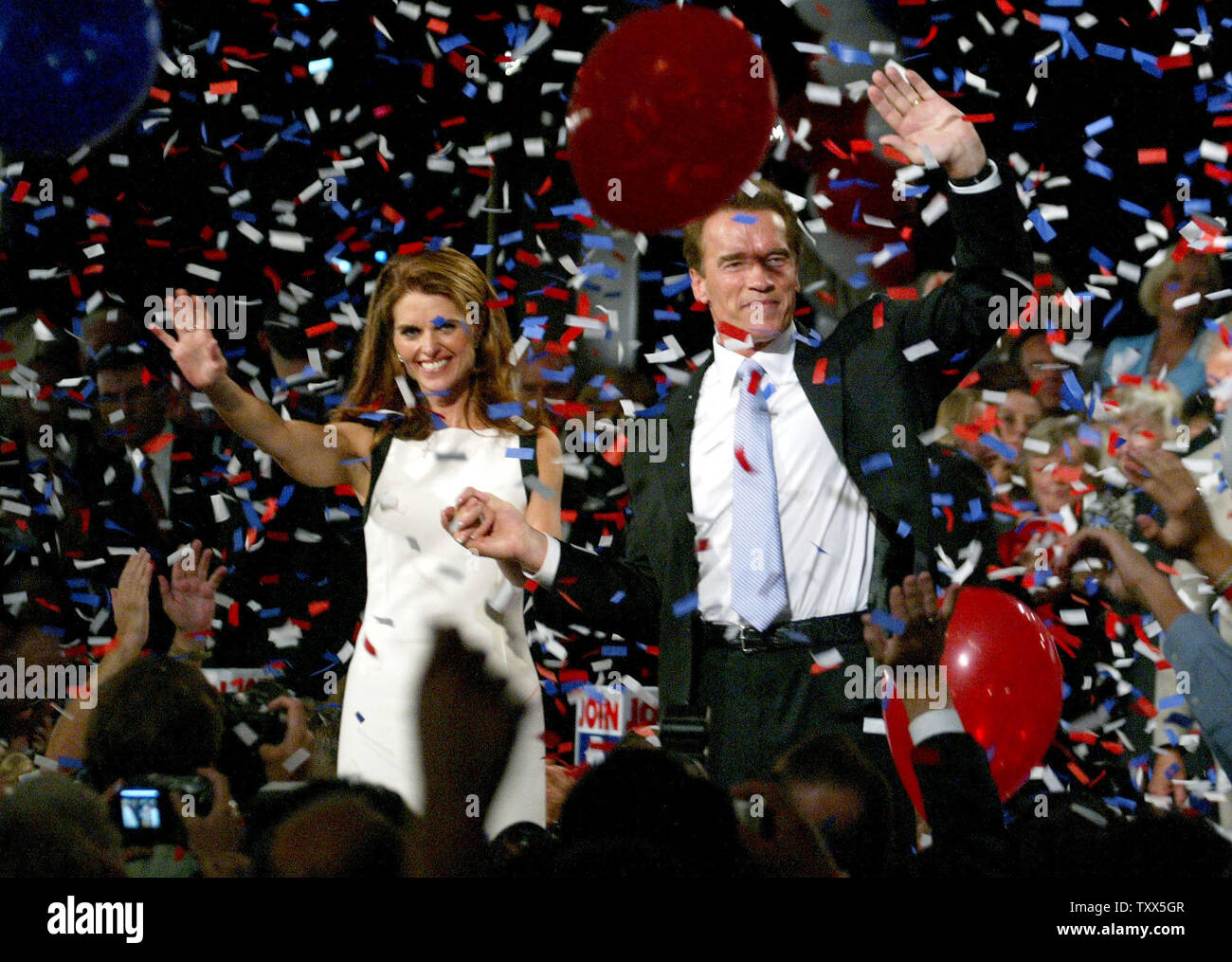 In California il governatore eletto, Arnold Schwarzenegger e la moglie Maria Shriver celebrare la sua vittoria nelle elezioni di richiamo al Century Plaza Hotel a Los Angeles, la California il 7 ottobre 2003. (UPI/Ken James) Foto Stock