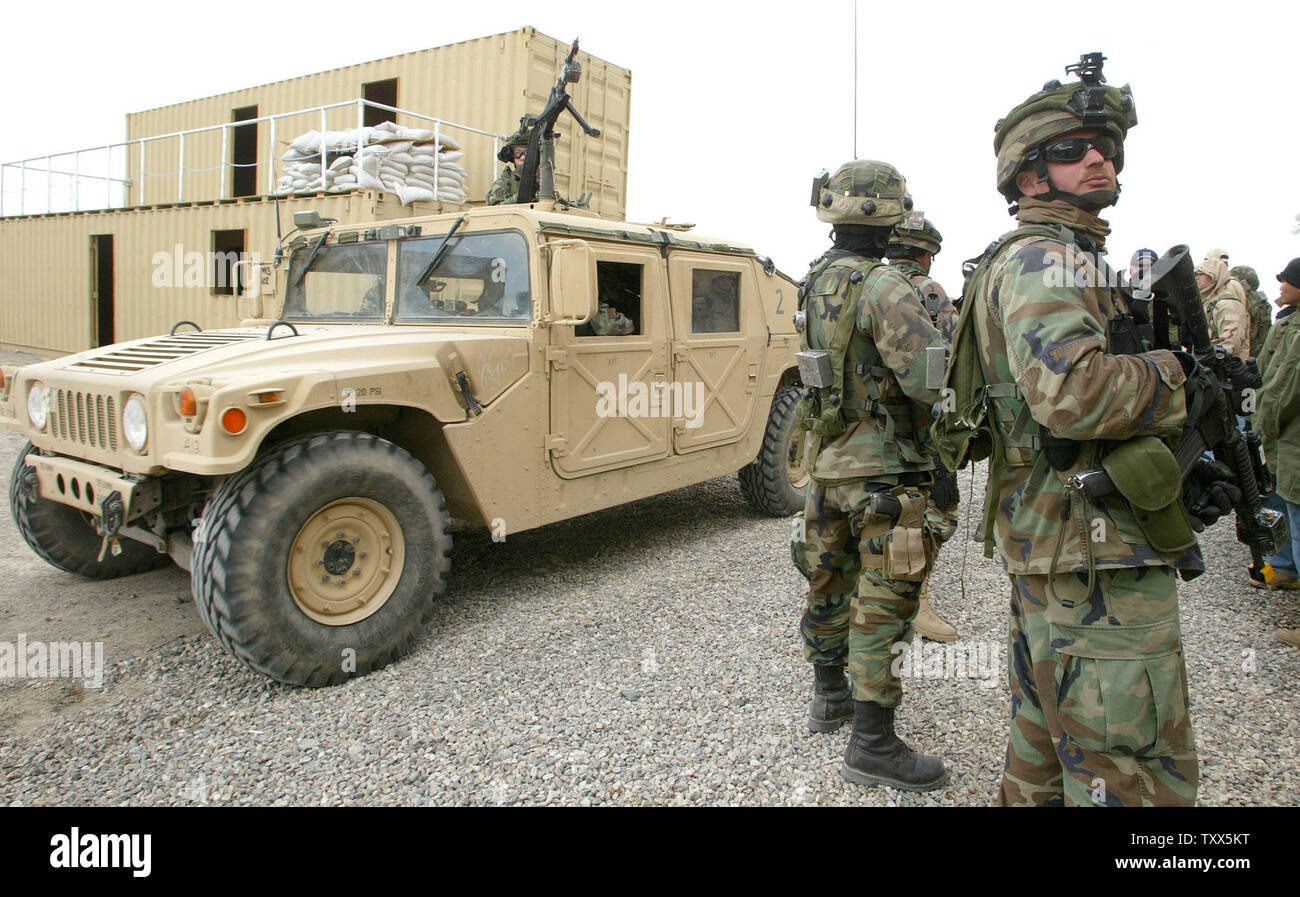 La guardia nazionale soldati della 81st separato brigata Armor, compreso di 4.000 California, Washington e Minnesota Esercito Nazionale soldati di guardia, treno all'US Army nazionale del Centro di formazione a Fort Irwin, California, in preparazione per la distribuzione in Iraq. Il corso di formazione che include il convoglio excorting, gremita di controllo e di lavoro con città locali agenti, nazionale irachena sono la riproduzione di alcuni di questi ruoli nella formazione a Fort Irwin. Un quarto di milione di soldati dovranno distribuire o dall'Iraq nelle prossime settimane, il più grande tale rotazione delle forze degli Stati Uniti nella storia. Martedì Marzo 02th, 2004 (fino Foto Stock