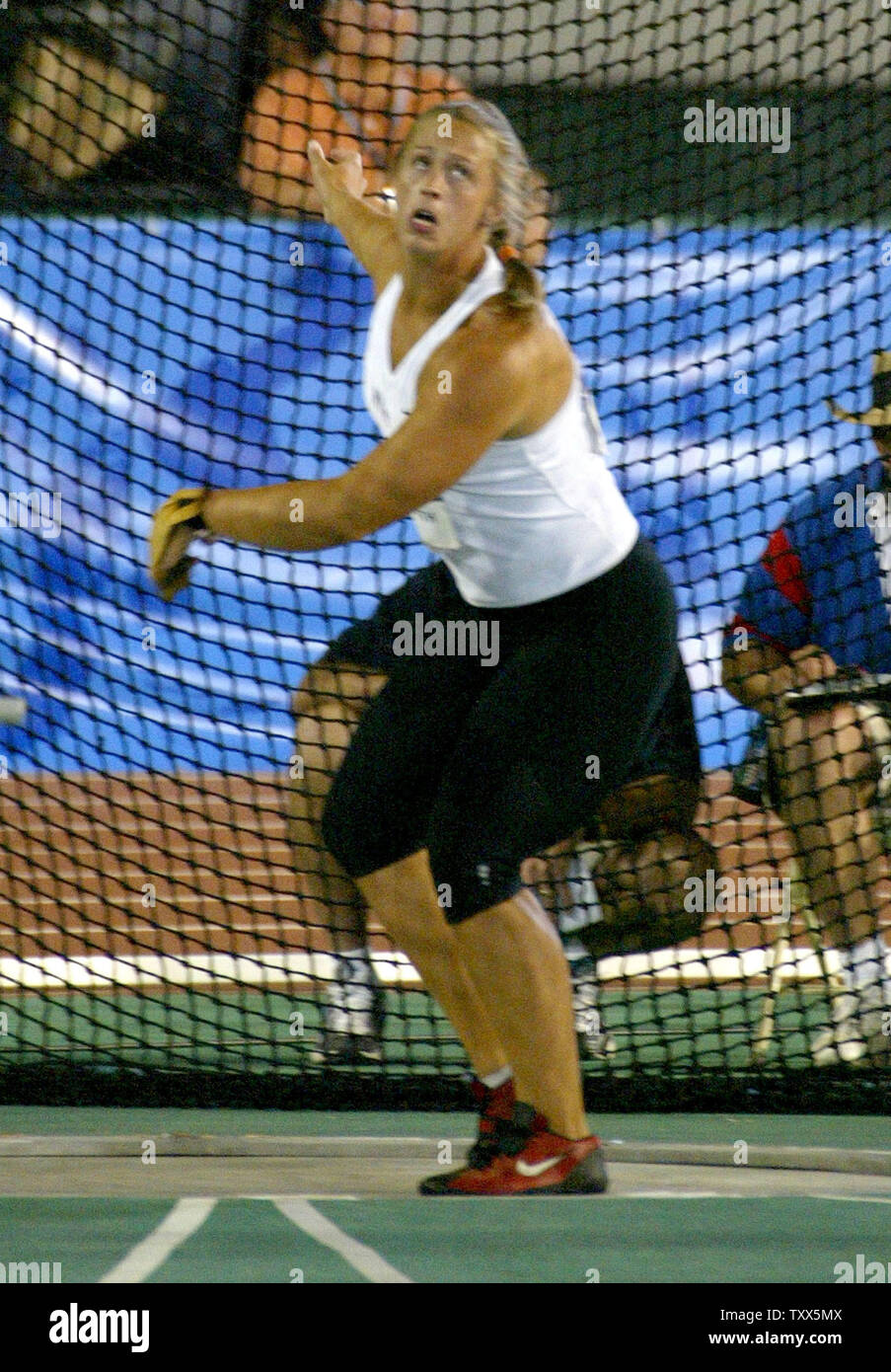Erin Gilreath durante le Donne Lancio del martello presso l'U.S. 2004 Team olimpico via e le prove sul campo. Sacramento, in California. Giovedì 15 Luglio, 2004. Gilreath finito prima di qualificarsi per gli Stati Uniti Squadra olimpica.(UPI/Ken James) Foto Stock