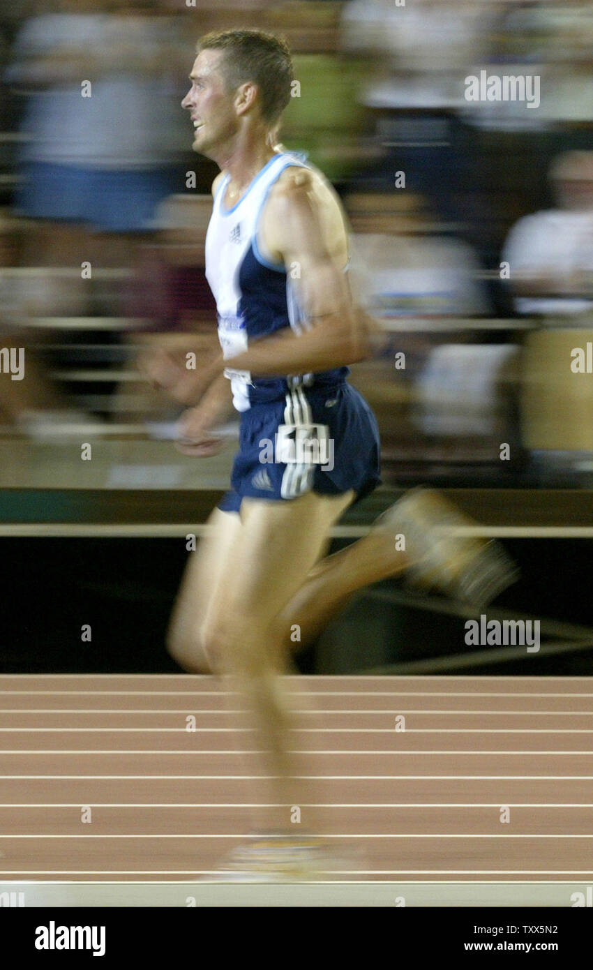 Tim Broe conduce gli uomini del misuratore 5000 evento durante l'U.S. 2004 Team olimpico via e le prove sul campo a Sacramento, la California il 16 luglio 2004. Broe ha vinto con al tempo di 13 minuti 27.36 secondi. (UPI foto/Ken James) Foto Stock