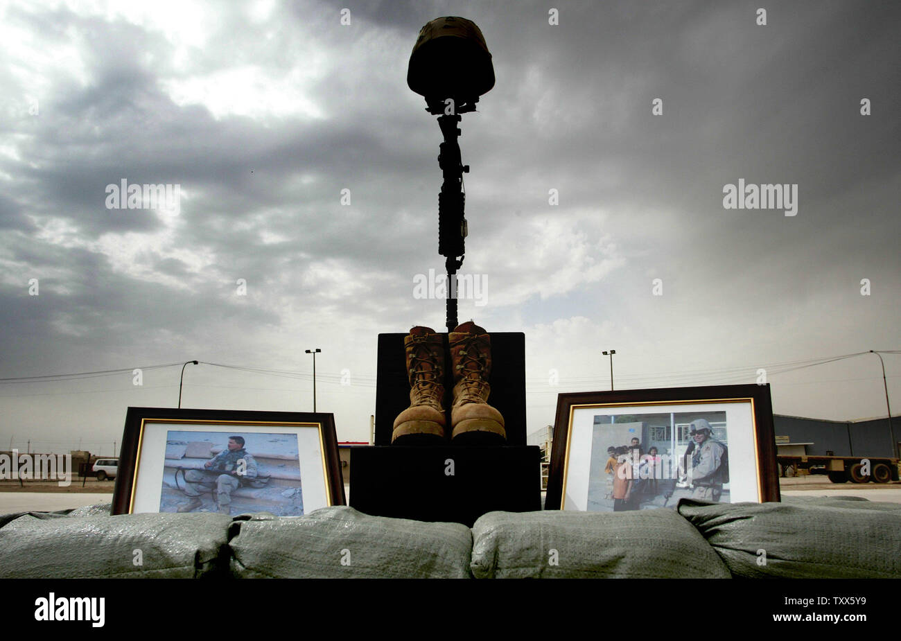 Un memoriale di servizio è tenuto per Caporale Glenn Watkins, un membro di una società 1-184TH fanteria, esercito californiano Guardia nazionale, attaccato alla quarta brigata dell'3ID a Camp Falcon a Baghdad, Iraq il 9 aprile 2005. Caporale Glenn Watkins è stato ucciso martedì da un VBIED (veicolo a base di esplosivi improvvisati dispositivo) a sud di Baghdad. (UPI Photo/ Ken James) Foto Stock