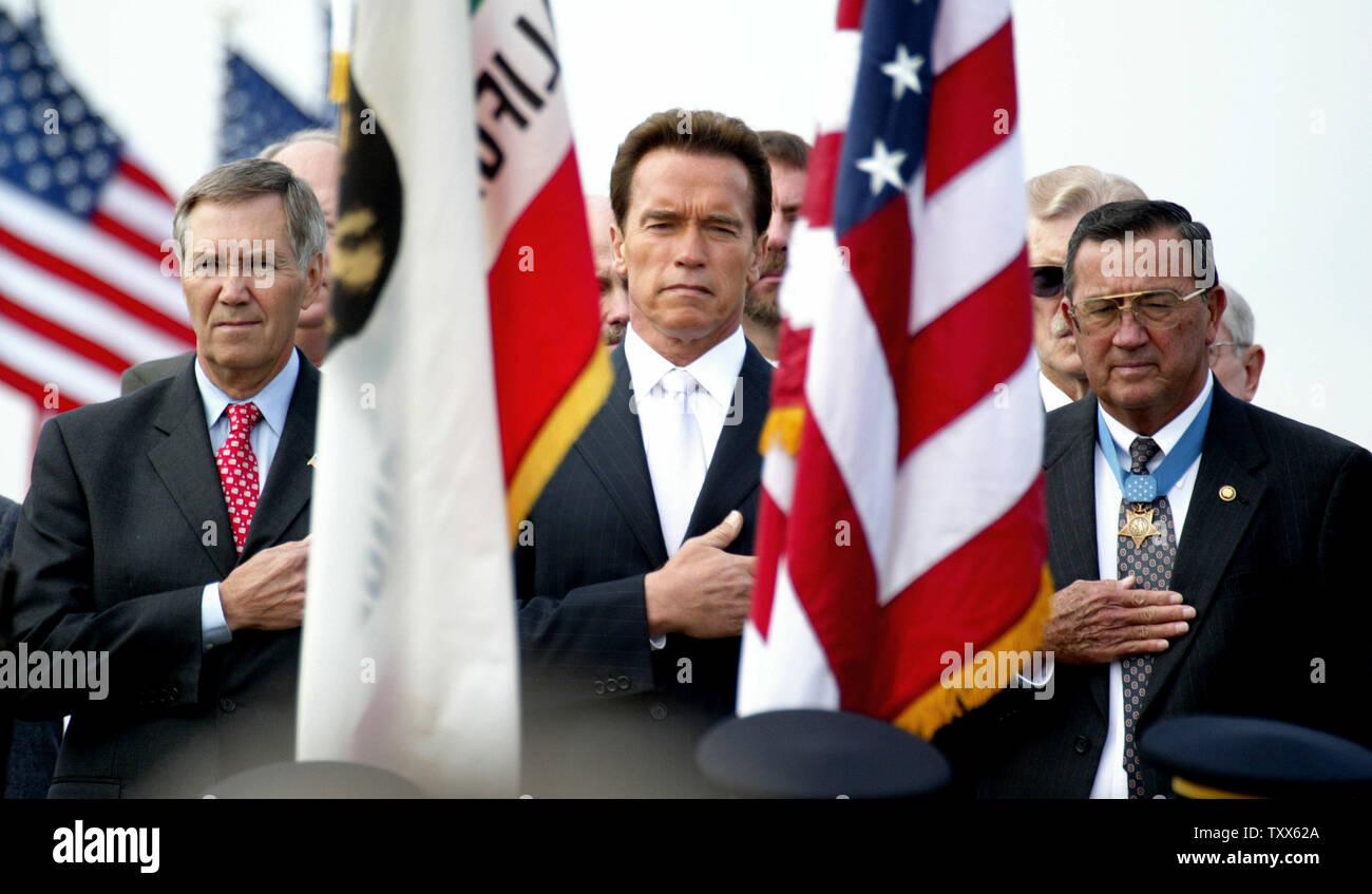 Il governatore della California Arnold Schwarzenegger dedica il nord della California è di nuovo per veterani cimitero vicino Igo, in California, a novembre 11th, 2005. (UPI foto/Ken James) Foto Stock