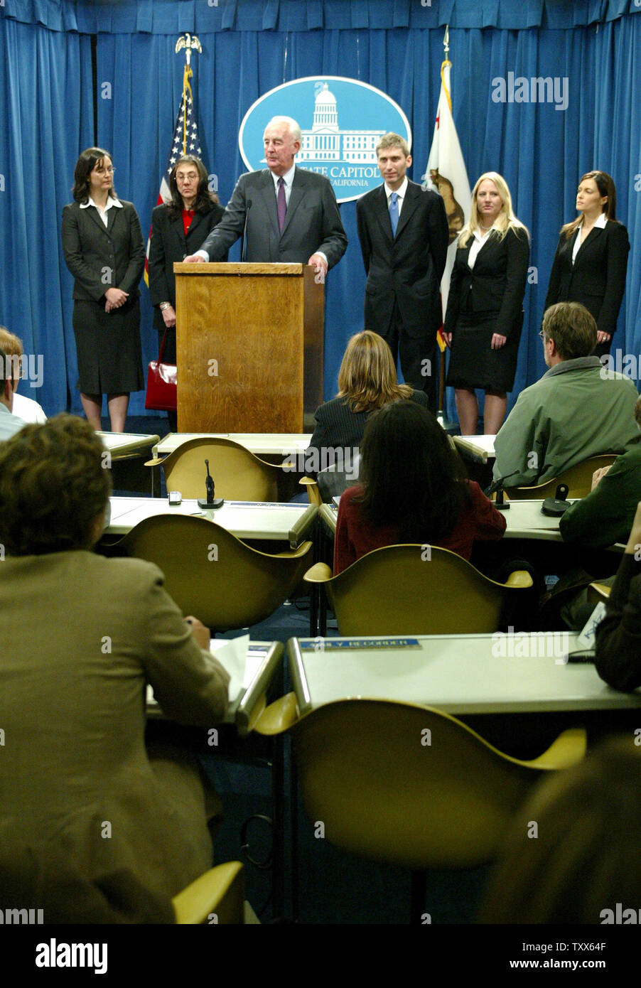 Avvocati Lothlorien Redmond (L-R), Verna Wefald, Peter Fleming Jr, avvocato di piombo e Jonathan Harris appaiono nel corso di una conferenza stampa dopo un privato clemenza audizione con il governatore della California Arnold Schwarzenegger nel caso di detenuti nel braccio della morte Stanley Williams, presso il Campidoglio a Sacramento, California, il 8 dicembre 2005. Williams, un co-membro fondatore della mortale Crips gang, è pianificato per essere eseguito in San Quentin penitenziario di stato la prossima settimana. (UPI foto/Ken James) Foto Stock