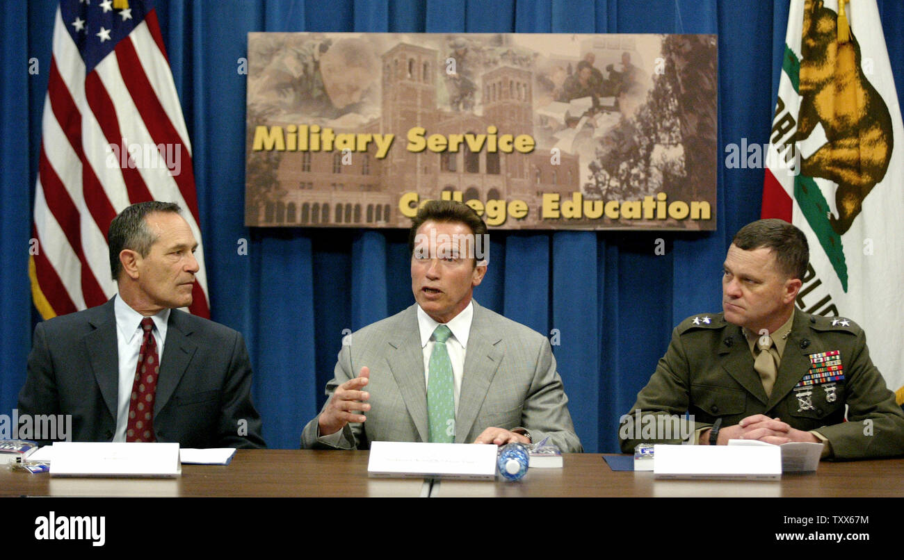 Il governatore della California Arnold Schwarzenegger (C) parla tra California Segretario dell Educazione Alan Bersin (L), e Marine Corps maggiore generale Mike Lehnert, a Sacramento, in California, il 22 marzo 2006. Il Governatore ha ospitato una tavola rotonda con l'amministrazione militare e leader dell'istruzione per discutere della formazione del veterano opportunità di istruzione Partnership per favorire reduci dalla registrazione in California College. (UPI foto/Ken James) Foto Stock