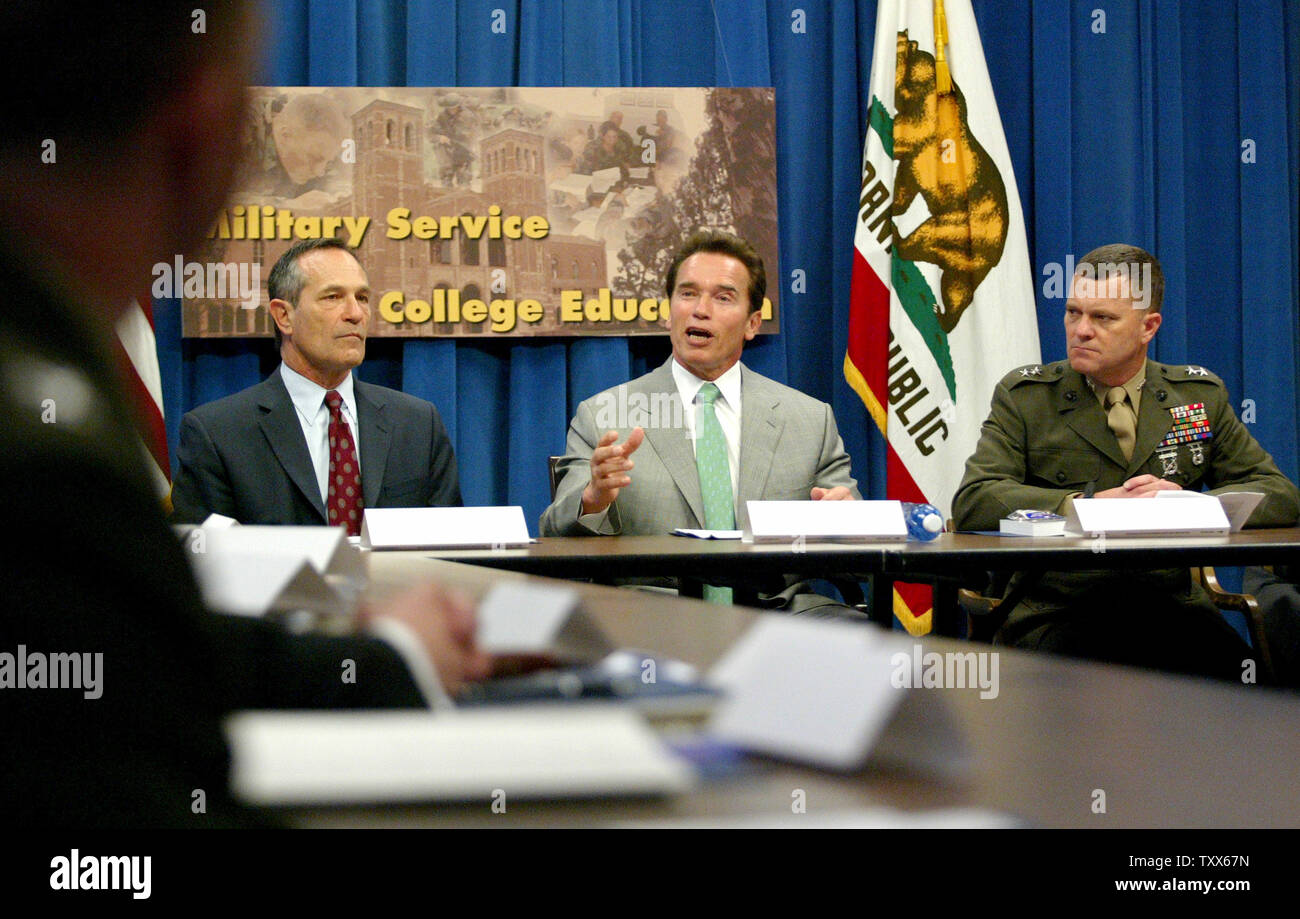 Il governatore della California Arnold Schwarzenegger (C) parla tra California Segretario dell Educazione Alan Bersin (L), e Marine Corps maggiore generale Mike Lehnert, il Campidoglio di Sacramento, California, il 22 marzo 2006. Il Governatore ha ospitato una tavola rotonda con l'amministrazione militare e leader dell'istruzione per discutere della formazione del veterano opportunità di istruzione Partnership per favorire reduci dalla registrazione in California College. (UPI foto/Ken James) Foto Stock