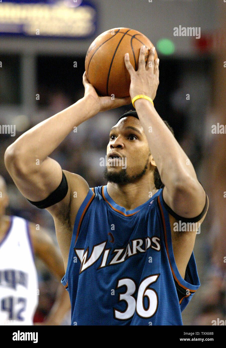 Washington Wizards Etan Thomas germogli da libera linea di tiro contro i Sacramento Kings, ad Arco Arena a Sacramento, in California, il 28 marzo 2006. La Wizards ha battuto il re 97-84. (UPI foto/Ken James) Foto Stock