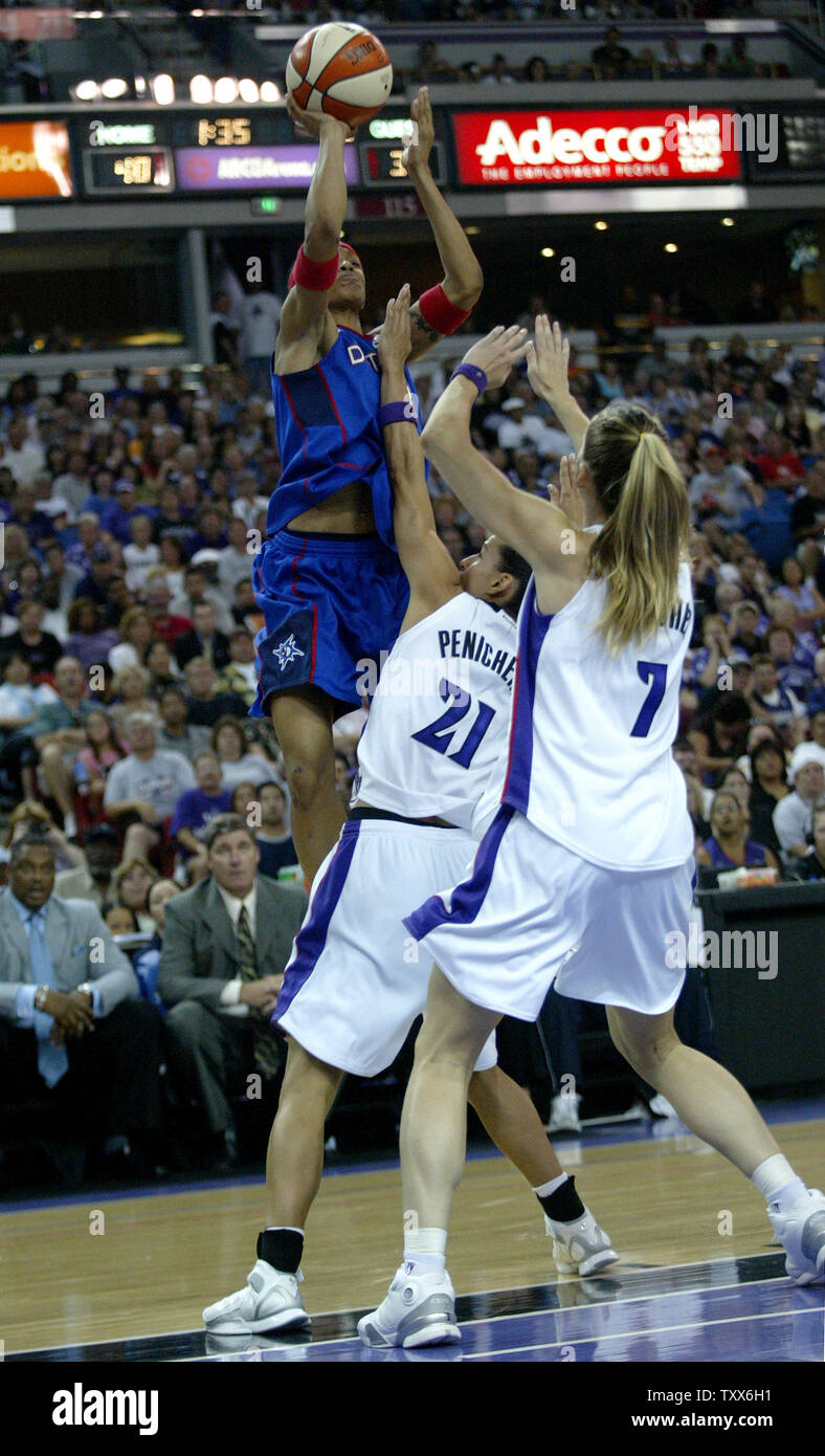 Detroit Shock guard Deanna Nolan spara su monarchi di Sacramento (21) guard Ticha Penicheiro, e (7) centro Erin Buescher ad Arco Arena a Sacramento, California, il 3 settembre 2006. I monarchi battere la scossa 89-69 nel gioco 3 del WNBA 2006 finali. (UPI foto/Ken James) Foto Stock