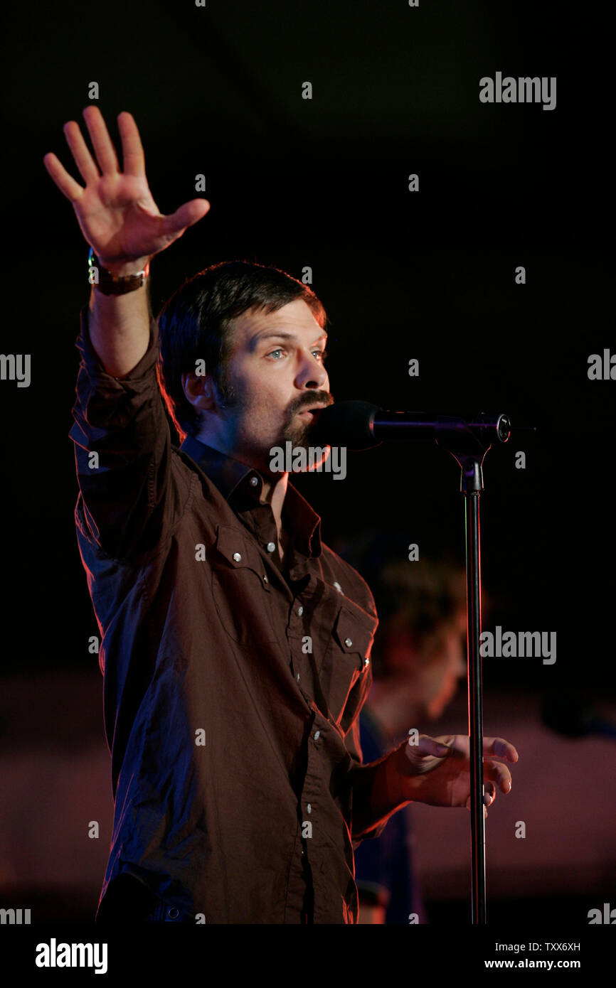 Terzo Giorno Il cantante Mac Powell esegue sulla terza notte di Billy Graham cuore d'America crociata di Sabato, Ottobre 9, 2004 Ad Arrowhead Stadium di Kansas City, MO. (UPI foto/Billy Suratt) Foto Stock