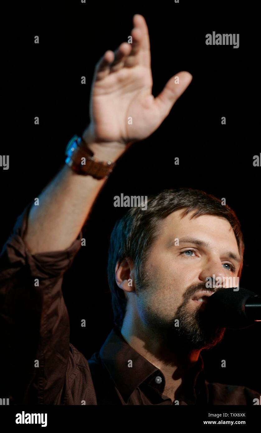 Terzo Giorno Il cantante Mac Powell esegue sulla terza notte di Billy Graham cuore d'America crociata di Sabato, Ottobre 9, 2004 Ad Arrowhead Stadium di Kansas City, MO. (UPI foto/Billy Suratt) Foto Stock