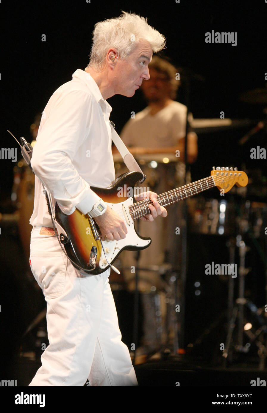 David Byrne esegue presso l'Uptown Theatre in Kansas City, Missouri il 19 ottobre 2008. L'ex cantante dei Talking Heads è touring a sostegno del suo prossimo CD 'Tutto quello che accade Accadrà oggi", che è stato co-scritto con Brian Eno. (UPI foto/Daniel Gluskoter) Foto Stock