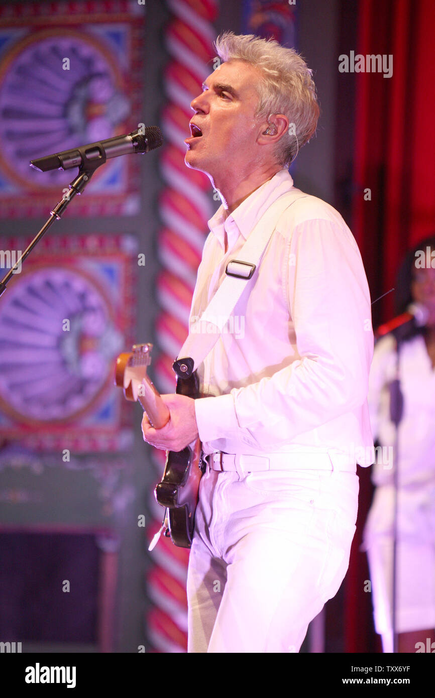 David Byrne esegue presso l'Uptown Theatre in Kansas City, Missouri il 19 ottobre 2008. L'ex cantante dei Talking Heads è touring a sostegno del suo prossimo CD 'Tutto quello che accade Accadrà oggi", che è stato co-scritto con Brian Eno. (UPI foto/Daniel Gluskoter) Foto Stock