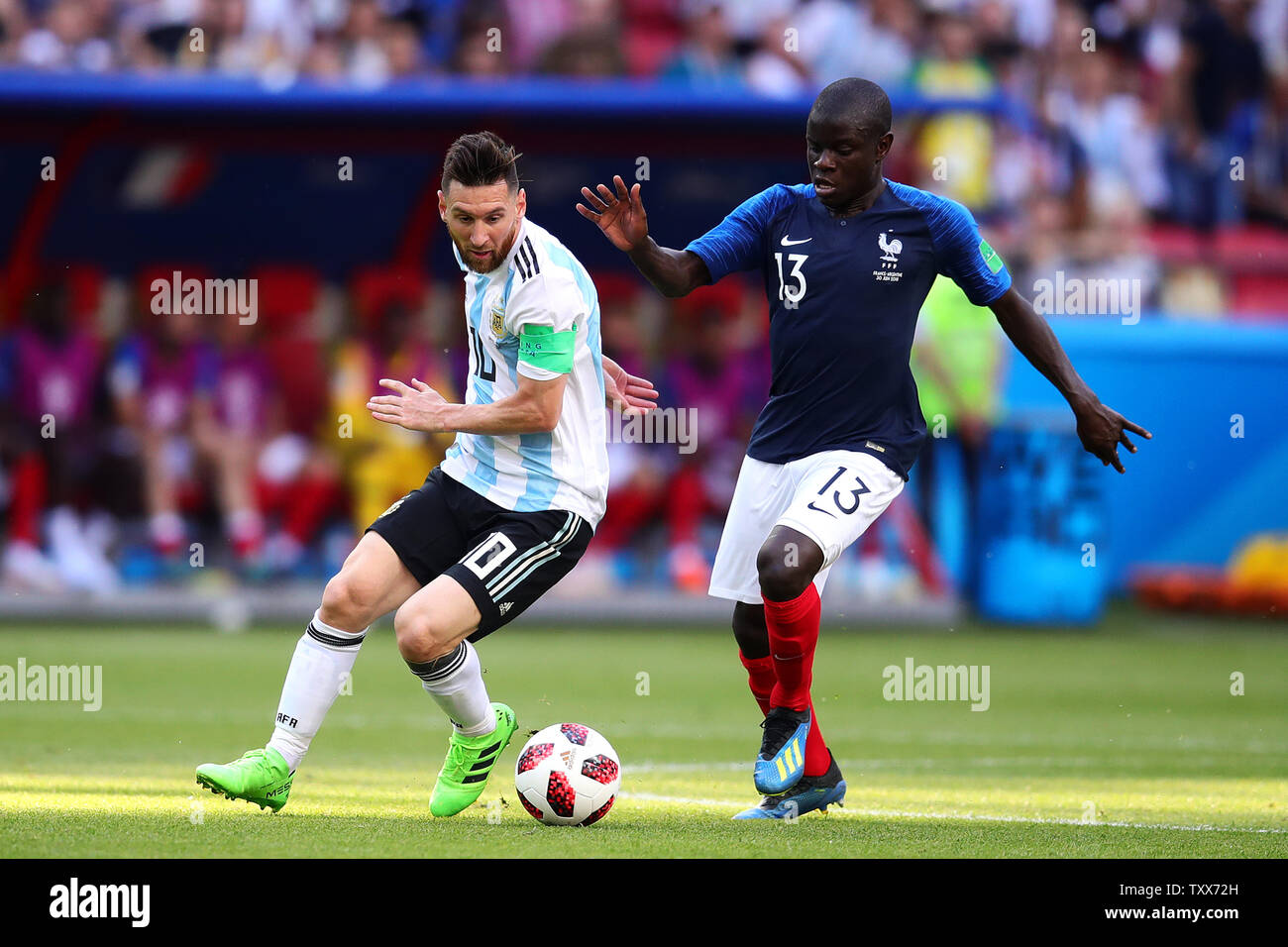 N'Golo Kante (R) della Francia compete per la sfera con Lionel Messi Argentina durante il 2018 FIFA World Cup Round di 16 corrispondono a Kazan Arena di Kazan, la Russia il 30 giugno 2018. La Francia batte Argentina 4-3 per qualificarsi per i quarti di finale. Foto di Chris Brunskill/UPI Foto Stock