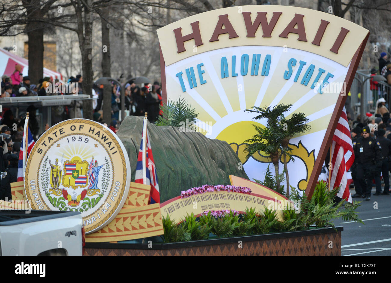 L'Hawaii stato galleggiante è visto negli Stati Uniti Il presidente Barack Obama inaugurazione pubblica parade di Washington, il 21 gennaio 2013. Il Presidente Obama ha giurato per un secondo mandato come la quarantaquattresima Presidente degli Stati Uniti. UPI/Kevin Dietsch Foto Stock