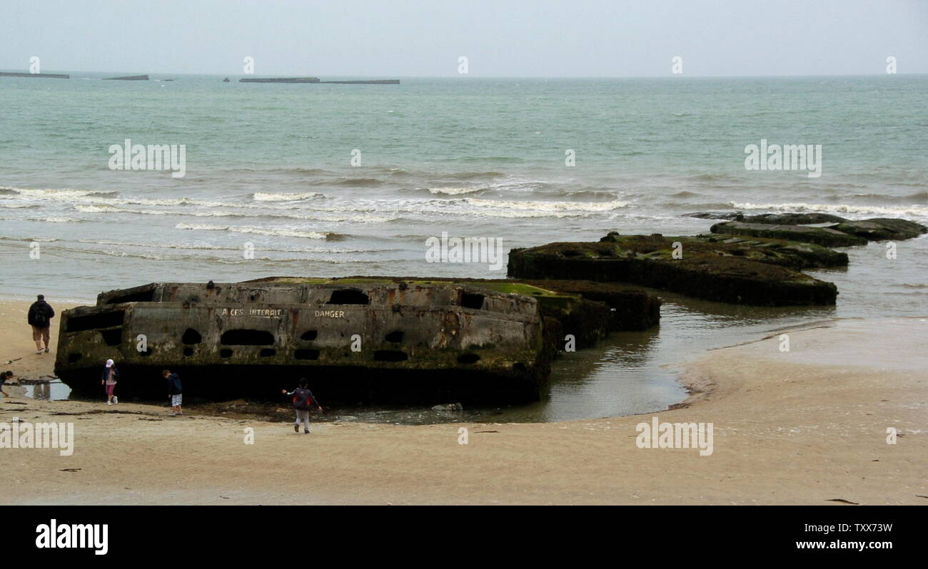 AJAXNETPHOTO. 2015. ARROMANCHES, Francia. - Harbour rimane - resti del porto di gelso costruito dagli alleati forze militari per il giugno 1944 D-Day invasione e sbarchi IN NORMANDIA OMAHA E SPIAGGE D'Oro. Foto:TONY HOLLAND/AJAX REF:DTH 173 Foto Stock