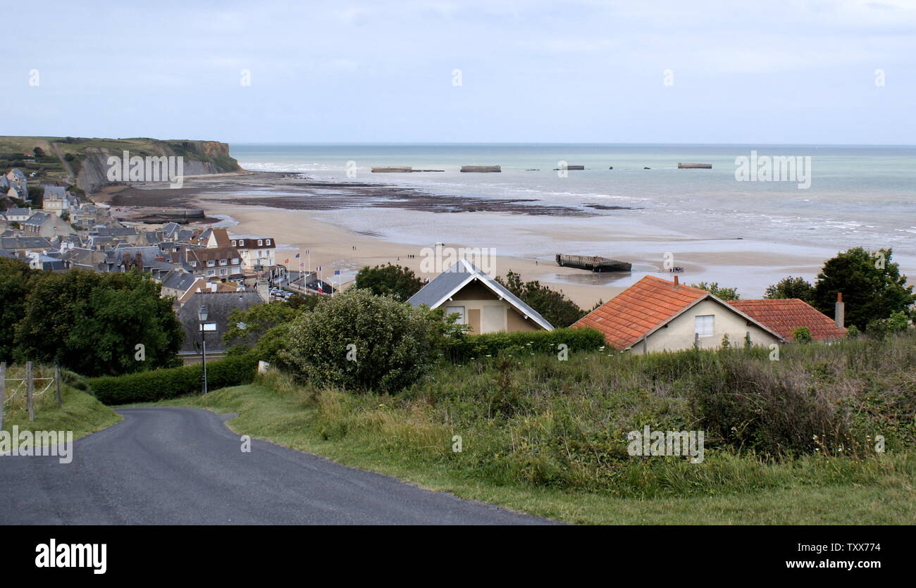 AJAXNETPHOTO. 2010. ARROMANCHES, Francia. - Harbour rimane - resti del porto di gelso costruito dagli alleati forze militari per il giugno 1944 D-Day invasione e sbarchi IN NORMANDIA OMAHA E SPIAGGE D'Oro. Foto:TONY HOLLAND/AJAX REF:DTH2598 Foto Stock