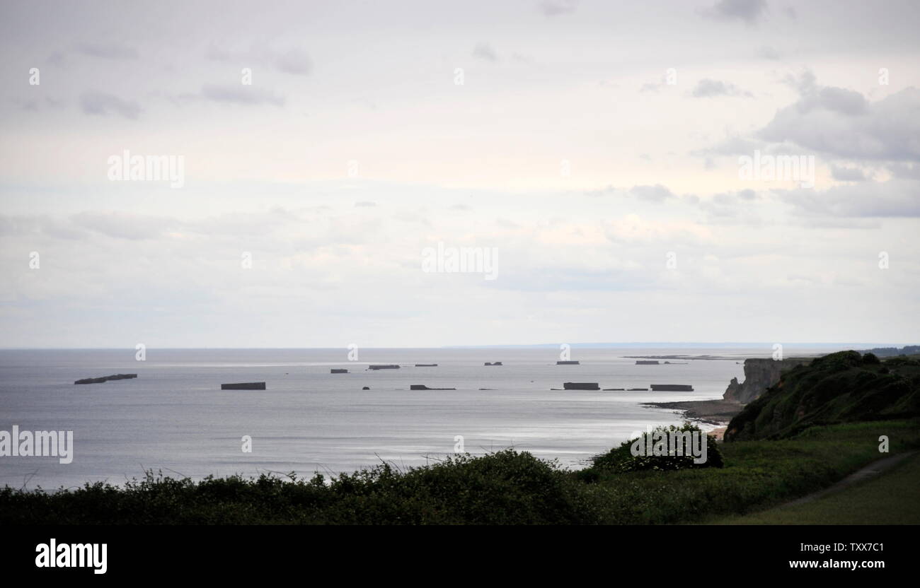 AJAXNETPHOTO. 2017. ARROMANCHES, Francia. - Harbour rimane - resti del porto di gelso costruito dagli alleati forze militari per il giugno 1944 D-Day invasione e sbarchi IN NORMANDIA OMAHA E SPIAGGE D'Oro. Foto:TONY HOLLAND/AJAX REF:DTHDF35316 Foto Stock