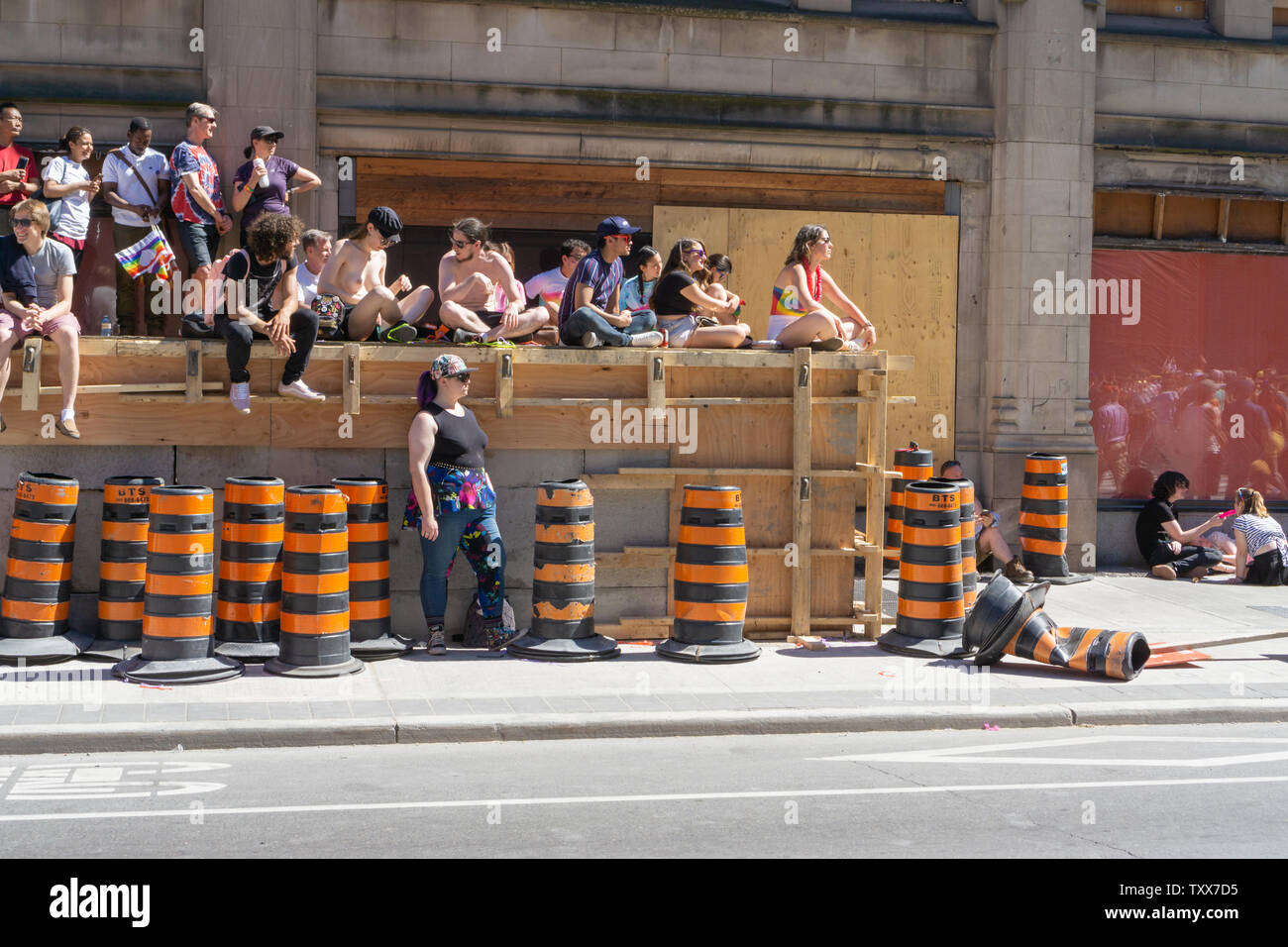 Il mare di persone che condividono una buona energia e amore durante l orgoglio di Toronto. È davvero una fantastica esperienza! Foto Stock