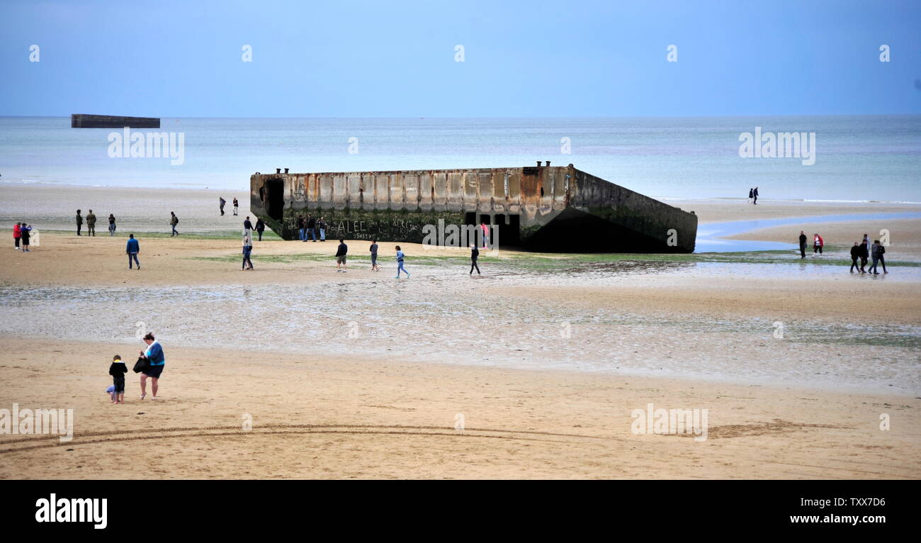 AJAXNETPHOTO. 2017. ARROMANCHES, Francia. - Harbour rimane - resti del porto di gelso costruito dagli alleati forze militari per il giugno 1944 D-Day invasione e sbarchi IN NORMANDIA OMAHA E SPIAGGE D'Oro. Foto:TONY HOLLAND/AJAX REF:DTHDF35329 Foto Stock