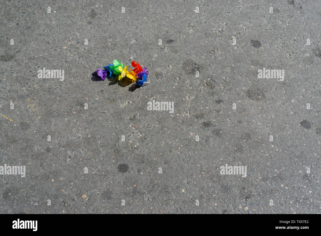 Ho trovato questa perdita di orgoglio arcobaleno mano colorata o fascia lonely sulla strada trafficata in attesa di essere catturato dalla mia fotocamera. Foto Stock