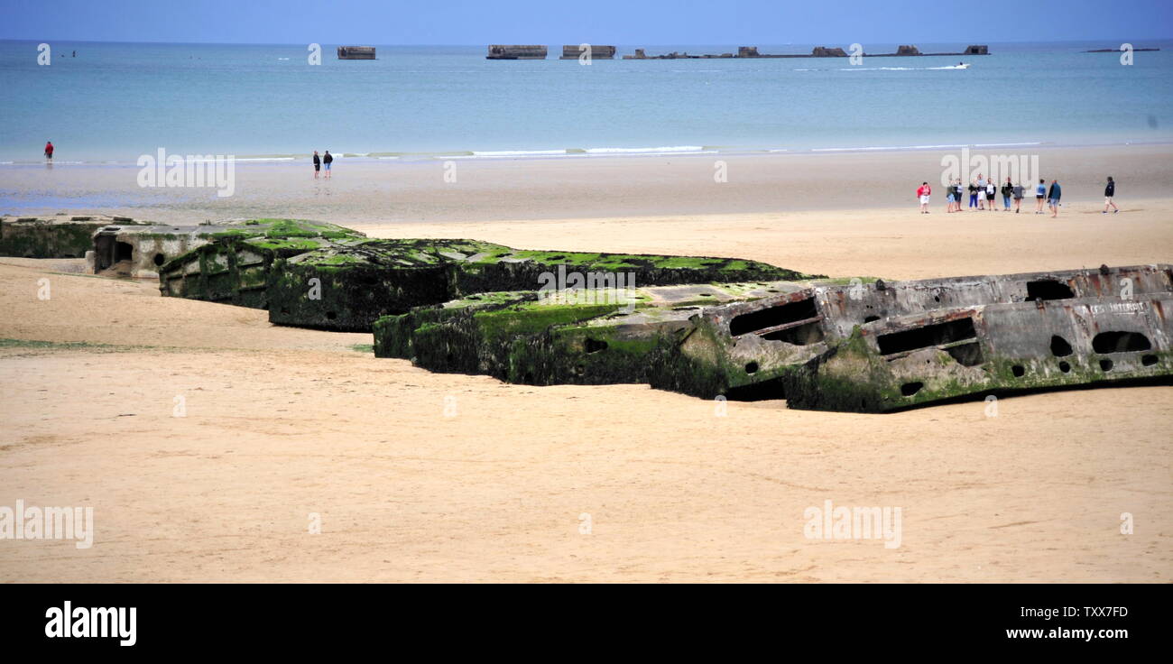 AJAXNETPHOTO. 2017. ARROMANCHES, Francia. - Harbour rimane - resti del porto di gelso costruito dagli alleati forze militari per il giugno 1944 D-Day invasione e sbarchi IN NORMANDIA OMAHA E SPIAGGE D'Oro. Foto:TONY HOLLAND/AJAX REF:DTHDF35331 Foto Stock