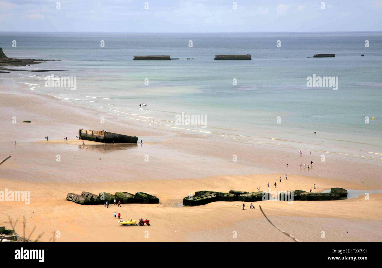 AJAXNETPHOTO. 2012. ARROMANCHES, Francia. - Harbour rimane - resti del porto di gelso costruito dagli alleati forze militari per il giugno 1944 D-Day invasione e sbarchi IN NORMANDIA OMAHA E SPIAGGE D'Oro. Foto:TONY HOLLAND/AJAX REF:DTHMG 0363 Foto Stock