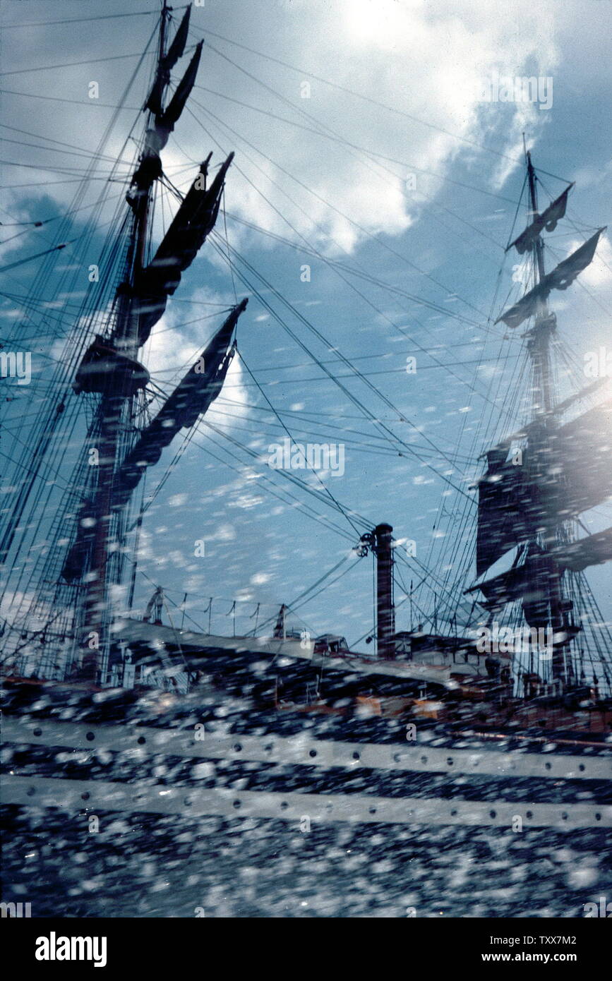 AJAXNETPHOTO. 1991. SOLENT, Inghilterra. - TALL SHIPS - ITALIAN NAVAL TRAINING NAVE AMERIGO VESPUCCI visto attraverso una nube di SEA SPRAY. Foto:JONATHAN EASTLAND/AJAX REG:62403_3_17 Foto Stock