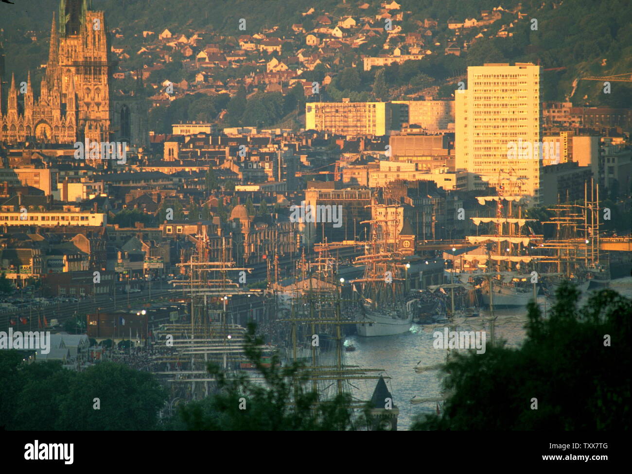 AJAXNETPHOTO. 1989. ROUEN, Francia. - VOILE DE LA LIBERTE - Tall navi ormeggiate sulle banchine nell'ombra di un sole morente. Foto:JONATHAN EASTLAND/AJAX REF:22506 1 43 Foto Stock