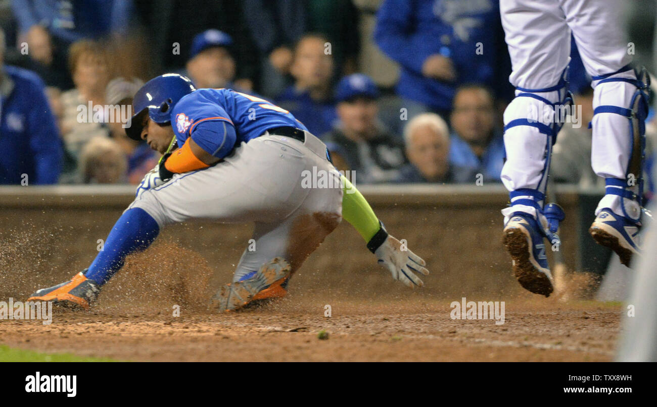 New York Mets Yoenis Cespedes scorre a casa dopo il punteggio ottenuto dalla terza base sul compagno di squadra Michael conforto il sacrificio di volare la sfera durante il sesto inning contro Kansas City Royals nel gioco 1 del World Series presso Kauffman Stadium di Kansas City, Missouri il 27 ottobre 2015. Il Royals giocheranno i New York Mets nel Mondiale 2015. Foto di Kevin Dietsch/UPI Foto Stock