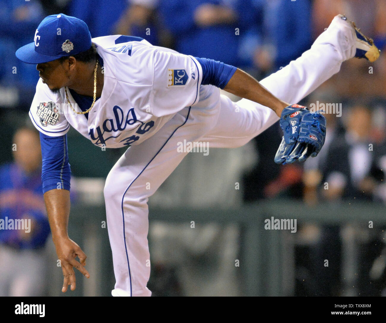 Kansas City Royals a partire lanciatore Edinson Volquez ha gettato sei inning contro i New York Mets nel gioco 1 del World Series presso Kauffman Stadium di Kansas City, Missouri il 27 ottobre 2015. Volquez imparato dopo si recò al clubhouse che suo padre è morto oggi all'età 63. Foto di Kevin Dietsch/UPI Foto Stock