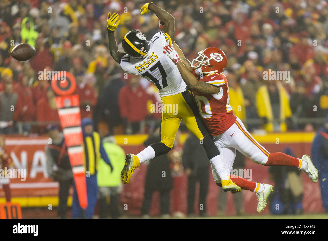 Kansas City Chiefs cornerback Steven Nelson si rompe un pass di Pittsburgh Steelers wide receiver Eli Rogers nel terzo trimestre del NFL Playoff Ad Arrowhead Stadium di Kansas City il 15 gennaio 2017. Lo Steelers ha sconfitto i capi 18-16. Foto di Kyle Rivas/UPI Foto Stock