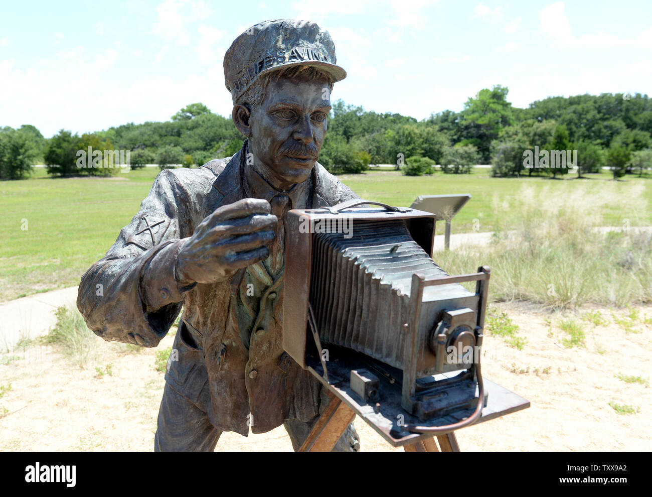 Una scultura denominata "dicembre 17, 1903' mostra John Daniels, chi ha preso la famosa foto, come esso si replica la scena del primo volo dei fratelli Wright a Wright Brothers National Memorial in uccidere diavolo sulle colline vicino a Kitty Hawk sul Outer Banks della Carolina del Nord il 25 luglio 2015. La scultura raffigurante Orville a bordo pesa 10.000 libbre, considerando che i fratelli Wright piano "Flyer 1' pesato 605 libbre. Il piano originale è presso lo Smithsonian di Washington DC. Orville e Wilbur Wright ha fatto le loro prove di parapendio dal 1900 e volò nel mondo il primo aereo su questo tratto di sandy beac Foto Stock