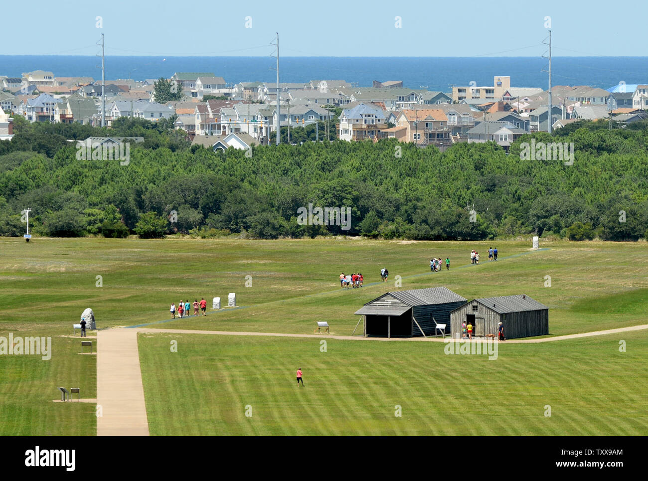 L'Oceano Atlantico è lo sfondo per il parco nazionale del servizio Wright Brothers National Memorial in uccidere diavolo sulle colline vicino a Kitty Hawk sul Outer Banks della Carolina del Nord il 25 luglio 2015. Orville e Wilbur Wright ha fatto le loro prove di parapendio dal 1900 e volò nel mondo il primo aereo su questo tratto di spiaggia di sabbia sul dicembre 17, 1903. Le repliche dei fratelli quarti viventi e aereo stampella può essere visto a destra con il piano di decollo punto un monumento a sinistra. Il primo volo viaggiato 120 piedi e dura 12 secondi. Foto di Pat Benic/UPI Foto Stock