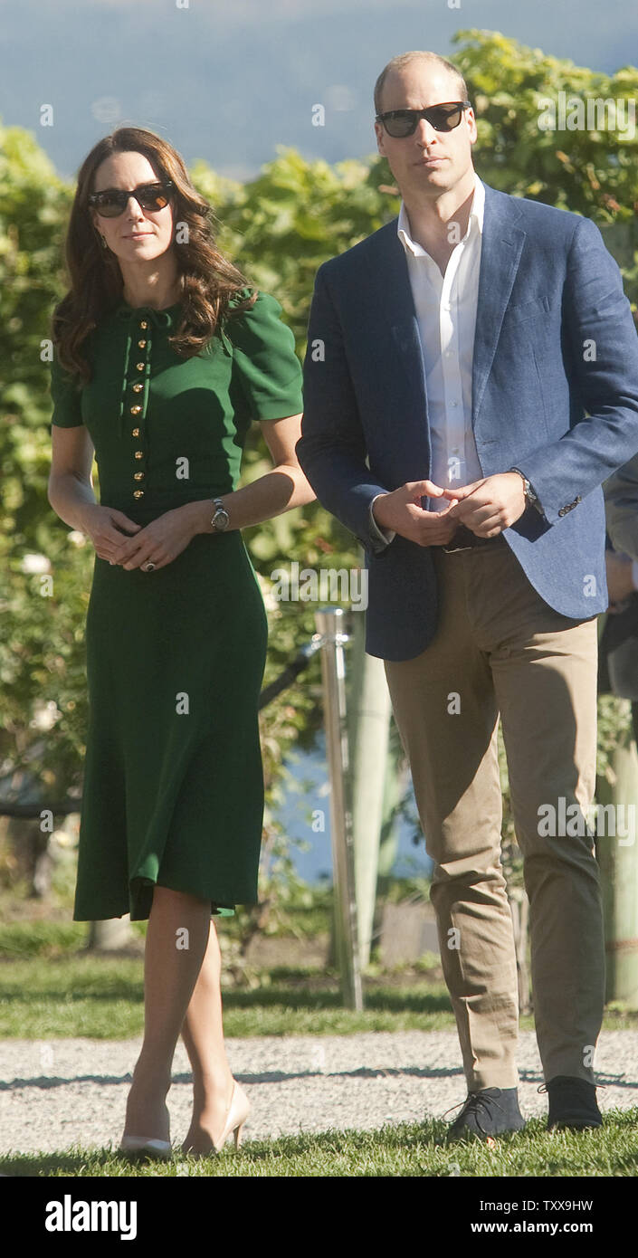 Il principe William e sua moglie Kate (abito verde), il Duca e la Duchessa di Cambridge arrivano presso la missione di collina cantina immobiliare durante il 2016 Royal tour della British Columbia e dello Yukon, Kelowna, British Columbia, 27 settembre 2016. UPI/Heinz Ruckemann Foto Stock
