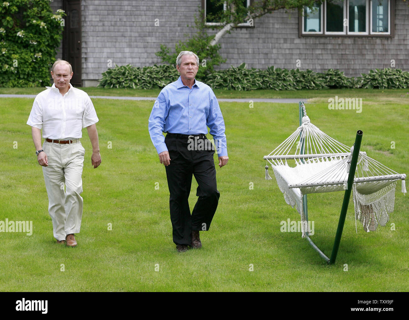 Stati Uniti Il Presidente George W Bush (R) e il Presidente russo Vladimir Putin a piedi fuori ad una conferenza stampa congiunta a Bush per la casa di famiglia a Kennebunkport, Maine il 2 luglio 2007. (UPI foto/Anatoli Zhdanov) Foto Stock